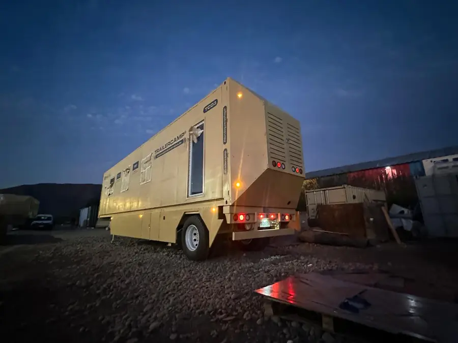 TrailerCamp de noche